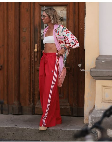 Red Pants Outfit, Looks Adidas, Track Pants Outfit, Adidas Outfits, Monochromatic Fashion, Stylish Work Attire, Copenhagen Fashion, Adidas Track Pants, Traje Casual