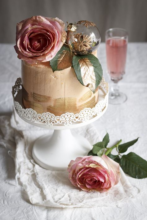 Rosé Champagne Chiffon Cake Vertical Cake, Bachlorette Cakes, Champagne Wedding Cakes, Rosé Champagne, Sponge Cake Roll, Magic Food, Mexican Wedding Cake, Romantic Desserts, Charlotte Cake