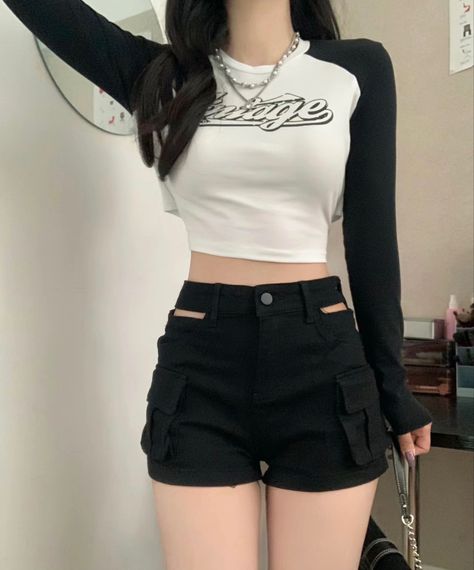 Books Wattpad, Crop Top, Wattpad, Mirror, Books, White, Black