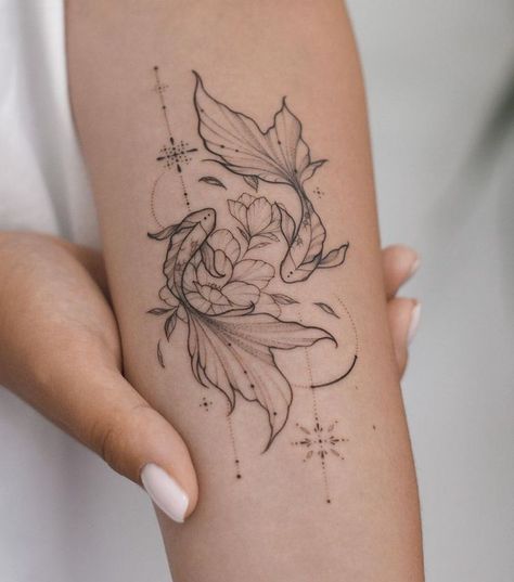 Wrap Around Wrist Tattoos, Black Line Tattoo, Earthy Tattoos, Illustration Tattoo, Henna Tattoo Designs Simple, Friendship Tattoos, Zodiac Tattoos, Fish Tattoo, B Tattoo