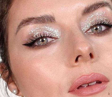 Prom Makeup Silver, Silver Eyeshadow Looks, Silver Glitter Makeup, Sparkle Eye Makeup, Sparkly Eye Makeup, Disco Makeup, Glittery Eye Makeup, Glittery Eyeshadow, Sparkle Makeup