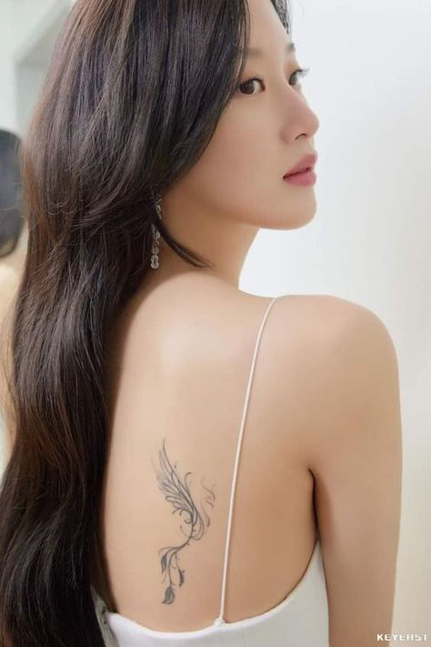 Fine Line Pheonix Tattoo For Women, Minimalist Feminine Tattoo, Small Phoenix Tattoos For Women, Phoenix Tattoo Back, Phoenix Tattoo Feminine, Small Phoenix Tattoos, Phönix Tattoo, Phoenix Tattoos, Korean Tattoos