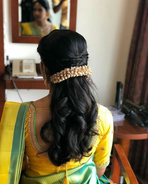 Hairstyles For Bride Mom Indian, South Indian Wedding Hairstyles, Bridal Hair Decorations, Hair Style On Saree, Hairstyle For Women, Saree Hairstyles, Engagement Hairstyles, Bridal Hairdo, Fancy Hair