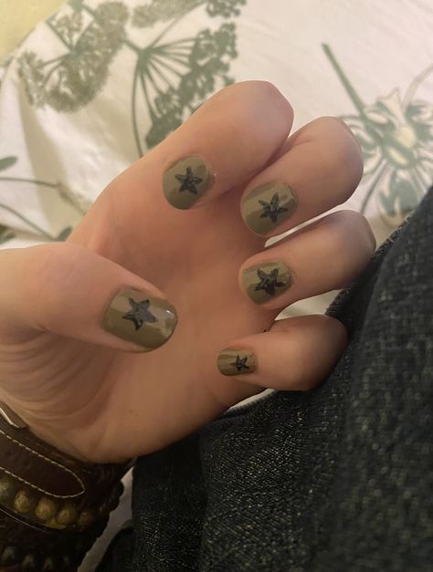 Goblincore Nail Design, Whimsigoth Nails Short, Green Day Nails, Goblin Core Nails, Short Nail Designs Grunge, Fairy Grunge Nails, Short Hippie Nails, Elly Core, Goblincore Nails