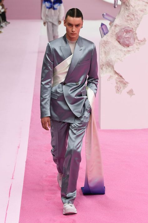 Gray Tuxedo, Dior Fashion Show, Men's Tuxedo, Satin Suit, High Fashion Men, Dior Men, Space Fashion, Men Dior, Lenny Kravitz