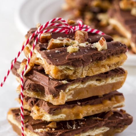 Christmas Crack - Saltine Cracker Toffee - Kippi at Home Baking Squares, Saltine Cracker Candy, Saltine Cracker Toffee, Yummy Donuts, Holiday Popcorn, Saltine Cracker, Easter Foods, Saltine Toffee, Christmas Cookie Cake