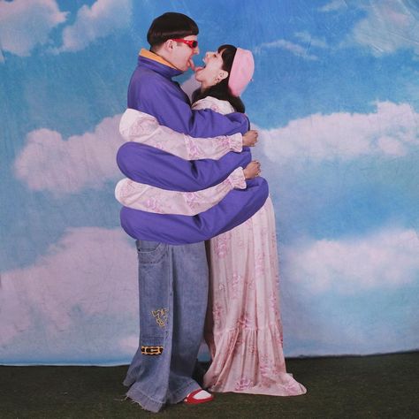 985.5k Likes, 8,396 Comments - Melanie Martinez (@littlebodybigheart) on Instagram: “✨🌜how aliens kiss🌛✨” Melanie Martinez Music, Oliver Tree, Alien Girl, Dating Girls, Celebrity Style Red Carpet, Body Picture, Indie Pop, Celebrity Art, Hello Kitty Wallpaper