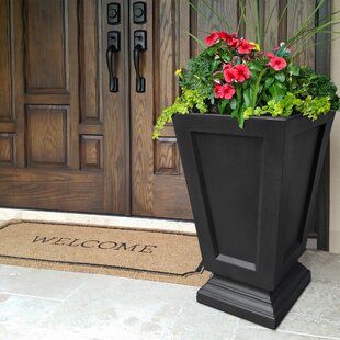 Front Porch Flower Pots Entrance, Flower Landscape Ideas, Front Porch Styling, Tall Planters Front Door, Outdoor Entryway Decor, Entrance Ideas Entryway, Porch Styling, Front Porch Decorations, Salon Decor Ideas