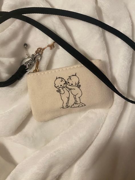 Aesthetic Coin Purse, Brandy Melville Wallet, Id Lanyard Aesthetic, Clean Vanilla Girl Aesthetic, Aesthetic Wallet Vintage, Brandy Wallet, Brandy Melville Coin Purse, Coin Purse Brandy Melville, Coin Purse Aesthetic