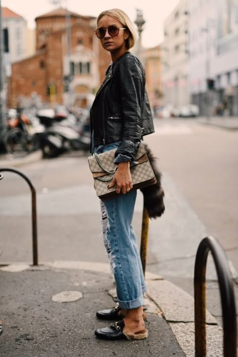 Mules Shoes Outfit, Princetown Gucci, Looks Jeans, Loafers Outfit, Cropped Leather Jacket, Mode Casual, Street Style Inspiration, Mode Inspo, Street Chic