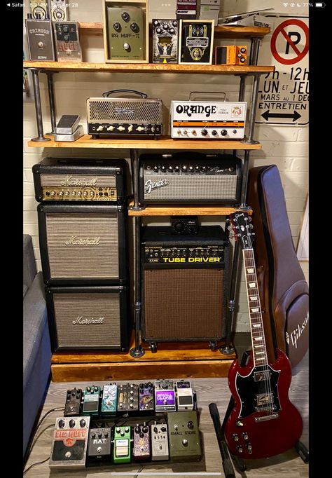 Mini Music Studio, Diy Pedalboard, Recording Studio Furniture, Guitar Display Case, Music Room Design, Guitar Studio, Audiophile Listening Room, Home Music Rooms, Man Cave Room