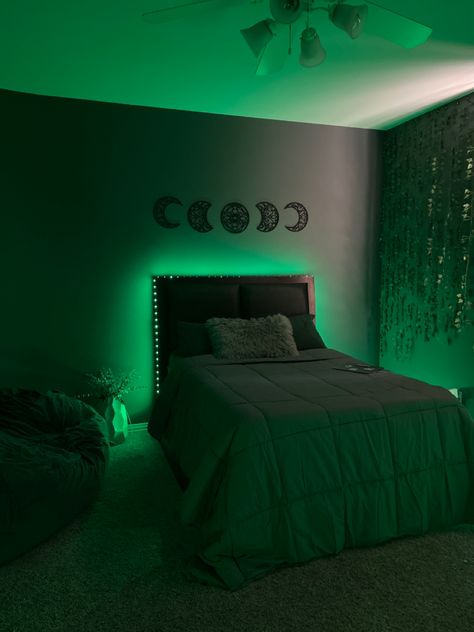 pretty grey and green aesthetic room Dark Green And Black Bedroom Aesthetic, Room Ideas Aesthetic Dark Green, Green Themed Rooms Bedroom Ideas, Black And Green Room Ideas, Green And Black Room Ideas Bedroom, Green And Grey Bedroom Aesthetic, Black And Green Bedroom Aesthetic, Green And Black Bedroom Aesthetic, Cuartos Aesthetic Verde