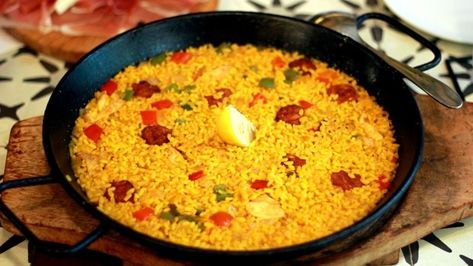 Chicken And Chorizo Paella Recipe, Paella Recept, Spanish Vegetables, Vegetarian Paella, Paella Party, Tapas Menu, Paella Valenciana, Corporate Dinner, Paella Recipe