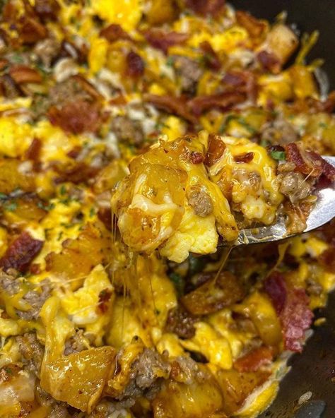 One Pot Breakfast, Breakfast Scramble, Eggs And Bacon, Feeding A Crowd, Breakfast Brunch Recipes, Breakfast Recipe, Sausage Breakfast, Scrambled Eggs, Breakfast Recipes Easy