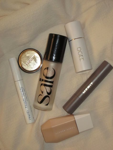 Makeup routine 
Minimalistic makeup routine 
Saie 
Ugc
Content creator 
Beauty creator 
Beauty ugc 
Merit beauty 
Fenty beauty 
Beauty blogg Eaze Drop Skin Tint, Maquillaje Glowy, Minimalist Makeup Routine, Saie Glowy Super Gel, Glossier Skin Tint, Sculpted Face, Clear Makeup, Minimalist Makeup, Everyday Makeup Routine