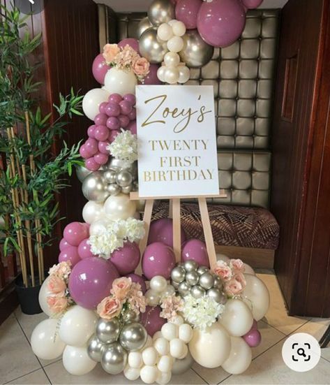 Easel Party Decor, Balloon Garland Around Easel, Balloon Garland Welcome Sign, Centerpieces For 21st Birthday Party, Balloons On Easel Stand, Event Signage Ideas, Balloon Garland On Easel, Easel With Balloon Garland, Balloon Easel Display