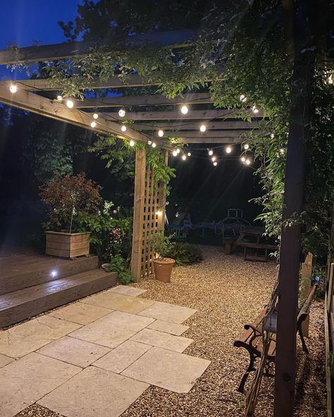 Summer Garden Party Tips | Lights4fun.co.uk Small Garden Pergola, Garden Lighting Ideas, Cottage Patio, Small City Garden, Back Garden Design, Outdoor Deco, Pergola Garden, Gravel Garden, Summer Garden Party