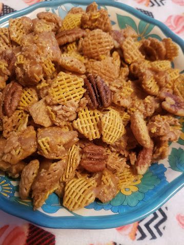 Praline Crunch, Chex Mix Recipes Sweet, Cooking Easy Recipes, Homemade Donuts Recipe, Crunch Recipe, Chex Mix Recipes, Salty Treats, Recipes Family, Cooking Easy