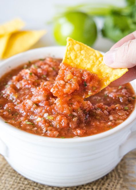 Fire Roasted Salsa - make homemade salsa that is loaded with flavor in just minutes, all year round! Great for dipping or on tacos, salsa, burritos or nachos. Roasted Tomato Salsa Recipe, Restaurant Style Salsa Recipe, Homemade Enchilada Sauce Recipe, Blender Salsa, Easy Homemade Salsa, Tomato Salsa Recipe, Roasted Tomato Salsa, Easy Salsa Recipe, Restaurant Style Salsa