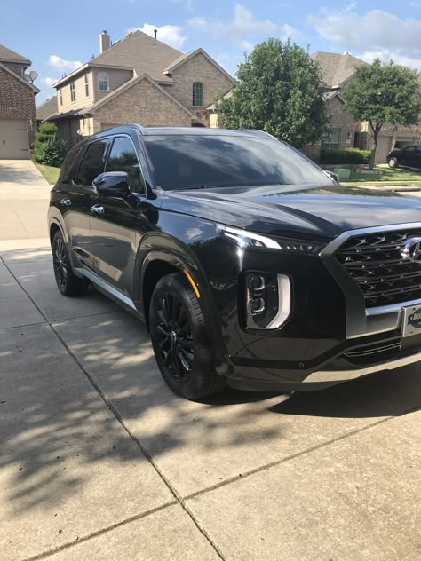 2020 Hyundai Palisade Limited with blacked wheels. Hyundai Palisade Blacked Out, Hyundai Palisade Interior, Hyundai Creta 2020, New Hyundai Cars, Hyundai Suv, Cars Hyundai, Car Hyundai, Hyundai Car, Hyundai Palisade