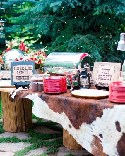 Creative Engagement Party Ideas, Engagement Party Bbq, Engagement Party Table, Cocktail Party Fashion, Country Wedding Photos, Western Engagement, Engagement Dinner, Barn Parties, Couple Wedding Shower