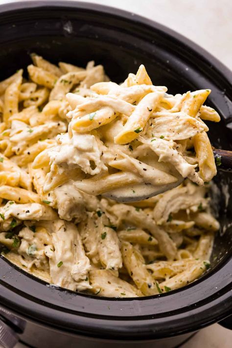 Crockpot Chicken Alfredo - The Recipe Critic Italian Carry In Ideas, Slow Cooker Olive Garden Chicken Pasta, Olive Garden Chicken Pasta Crockpot, Xmas Fudge, Crockpot Entrees, Slow Cooker Olive Garden Chicken, Olive Garden Chicken Pasta, Ww Dinners, Supper Meals