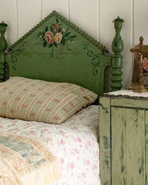 Cottagecore Headboard, Cottagecore Headboard Ideas, Bed Frame Cottage Core, Cottagecore Painted Furniture, Cottage Core Mural Paint, Painting Room, Cottagecore Bed, Diy Headboard Cottagecore, Shabby Chic Green