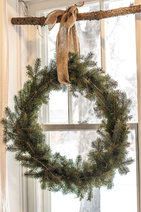 rustic christmas decorations wreath Julkransar Diy, Natal Country, Christmas Window Decoration, Jul Diy, Christmas Window Decorations, Christmas On A Budget, Christmas Window, Christmas Decorations Rustic, Primitive Christmas