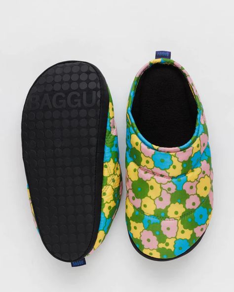 Puffy Slippers - Baggu Puffy Slippers, Sustainable Bag, Uggs Outfit, House Slippers, Boot Sandals, Sandals Heels, Men's Shoes, Shoes Heels, At Home