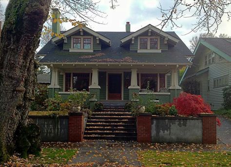 Arts & Crafts - Ctaftsman - Bungalow - Portland, Oregon 80s House Exterior, Craftsman Mansion, Craftsman House Colors, Vintage House Exterior, Craftsman Exteriors, Bungalow Remodel, House Fever, 90s House, Small House Exteriors