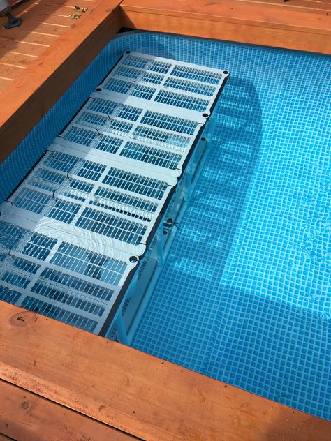 Removable PVC platform so dogs can lounge in the pool. Diy Pallet Pool, Pool Platform, Dog Pool Ramp, Puppy Pool, Pallet Pool, Kleiner Pool Design, Pvc Pool, Outdoor Pool Area, Pool Hacks