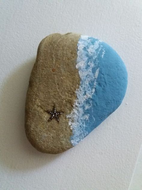 Painted Rock Beach Ideas, Things To Paint On A Rock, Rock Painting Ideas Ocean, Rock Paintings Easy, Painting Rocks Aesthetic, Beach Rock Painting Ideas, Painted Rocks Ocean, Painted Rocks Aesthetic, Small Rock Painting Ideas Easy