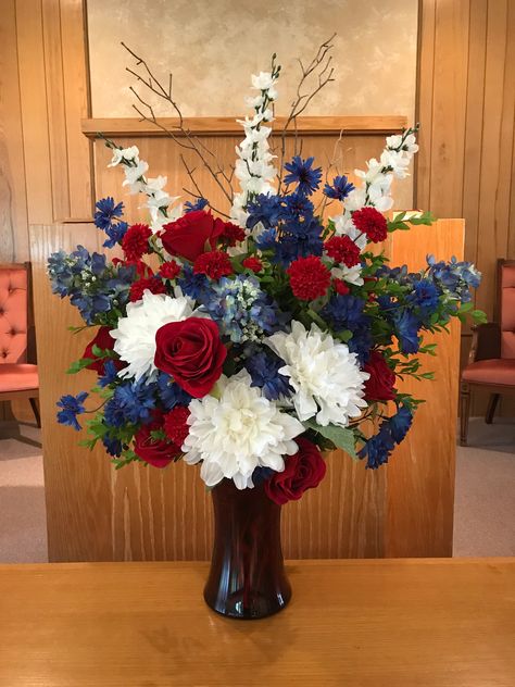 Patriotic Flower Arrangements, Diy Mums, Blue Flower Arrangements, Patriotic Flowers, Gravesite Decorations, Floral Design Classes, July Flowers, Oscars After Party, Altar Flowers