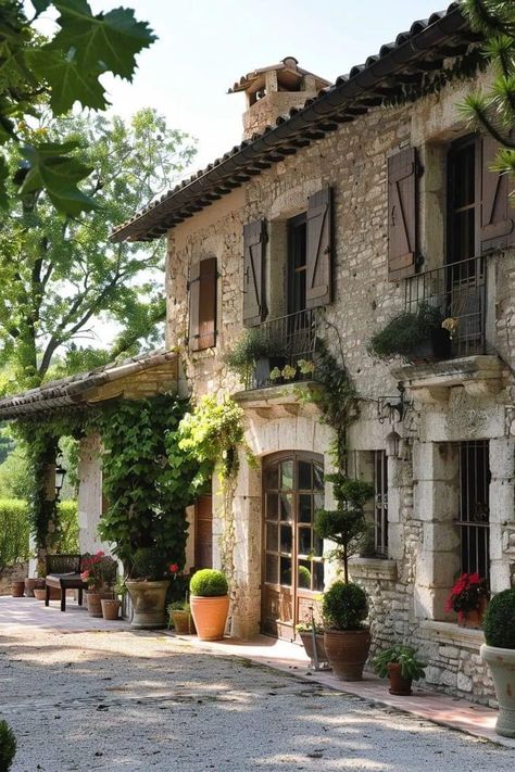 European Style House Exterior, French Home Exterior European Style, Stone Houses Exterior, French Cottage House Exterior, French Country Farmhouse Exterior, Italian Farmhouse Exterior, Italian Houses Exterior, Home Inspiration Exterior, House European Style