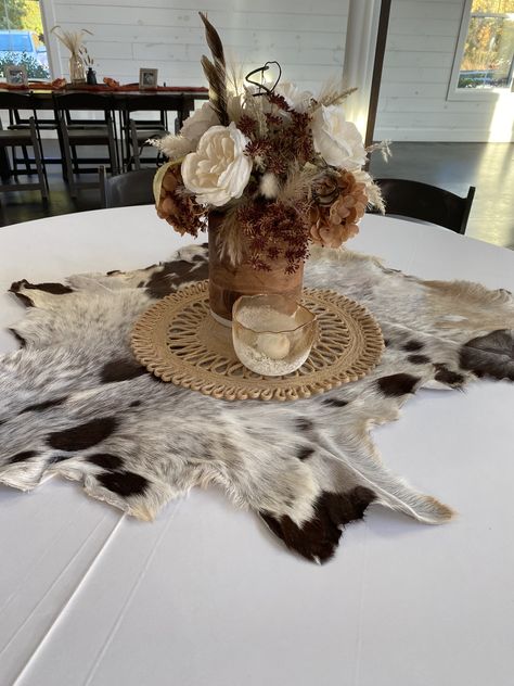 Western Floral Centerpieces, Western Table Settings Ideas, Cowhide Table Decor, Western Centerpiece Ideas Wedding, Wedding Ideas Western Theme, Elegant Western Theme Party, Western Grad Party Ideas, Western Baby Shower Centerpieces, Backyard Quince