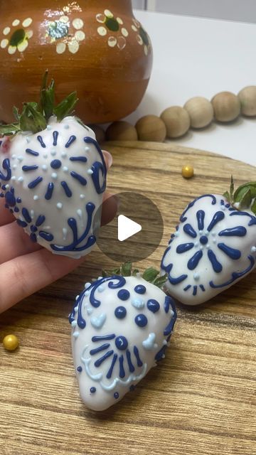 Gorethy Davila on Instagram: "Mexican Talavera Strawberries 🍓  #cavebakery #strawberry #strawberries #chocolatecoveredstrawberry #treats #desserts" Mexican Cake Pops Fiestas, Cielito Lindo Baby Shower Theme Desserts, Talavera Cake, Mexican Treats Desserts, Mexican Treat Table, Mexican Dessert Table, Mexican Clay Pots, Dessert Business, Mexican Cake