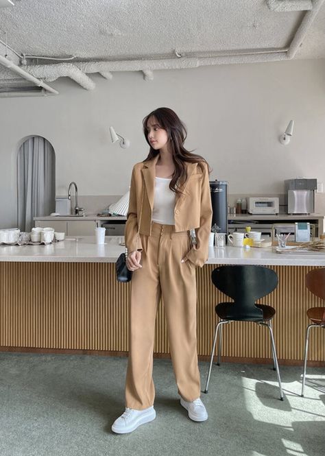 Earth Tone Outfits Women, Cute Casual Work Outfits, Earth Tone Outfits, Dress Code Outfits, Code Outfit, Outfit Ideas Korean, Jacket And Pants Set, Dress Code Casual, Polished Casual