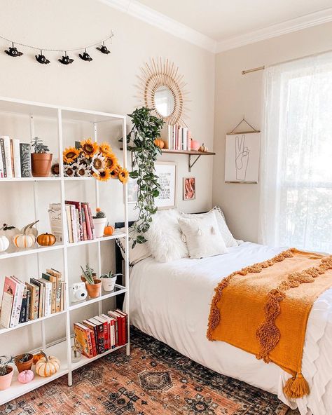 White Apartment Decor, Dorm Room Inspiration, Dekorasi Kamar Tidur, Bedroom Decor Design, Redecorate Bedroom, Teen Bedroom Decor, Small Room Bedroom, Room Inspiration Bedroom, Room Ideas Bedroom