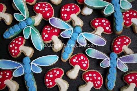 Dragonfly Cookies, Royal Icing Cookie Decorating, Dragonfly Cake, Dragonfly Birthday, Cracked Cookies, Summer Sugar Cookies, Mushroom Cookies, Fish Cookies, Butterfly Cookies