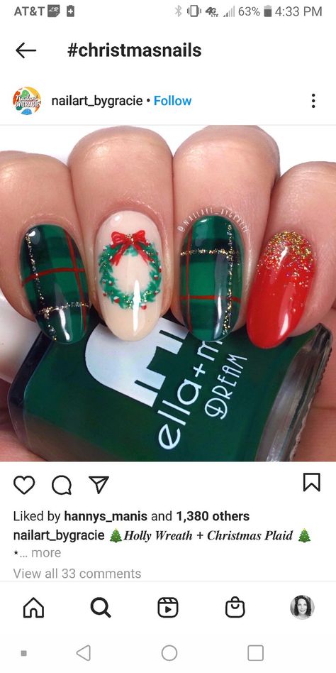 Wreath Nail Design, Christmas Wreath Nail Art, Tartan Christmas Nails, Christmas Nails Wreath, Christmas Wreath Nails, Christmas Nails2022, Plaid Christmas Nails, Wreath Nails, Cute Xmas Nails