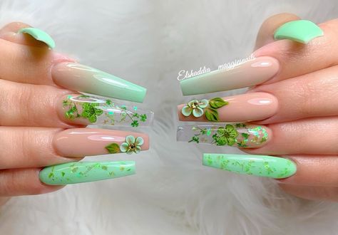 St Patrick Day Nails Acrylic, Saint Patrick Nail, Nail Art Designs At Home, Nails Images, Acrylic Nail Designs Coffin, St Patricks Day Nails, Holiday Nail Designs, Vibrant Nails, Simple Acrylic Nails