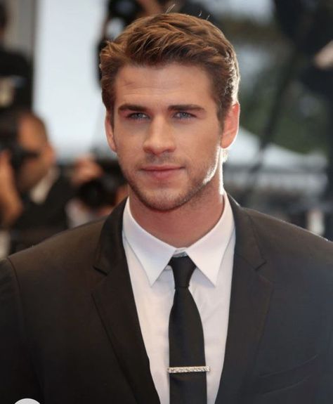 Hemsworth Brothers Liam, Side Part Guy Hair, Clean Facial Hair Men, Men’s Side Part, Liam Hemsworth Hair, Side Parting Hair, Liam Hemsworth Hunger Games, Side Part Men, Hemsworth Brothers