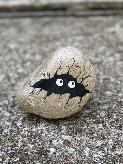 Halloween Pebble Art, Rock Kunst, Glass Spider, Spider Drawing, Spooky October, Halloween Breakfast, Idea For Halloween, Garden Rock Art, Diy Rock Art