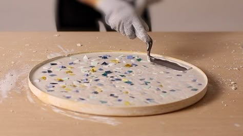 Smoothing layer of glass chips and wet concrete with finishing trowel for terrazzo tabletop Ikea Tray Table, Gladom Ikea, Concrete Countertop Sealer, Diy Terrazzo, Wet Concrete, Terrazzo Table, Concrete Terrazzo, نباتات منزلية, Cement Diy