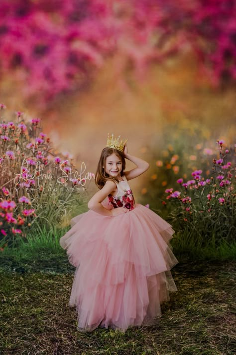 5 Year Photoshoot Ideas, Princess Poses, Princess Photoshoot, Coquette Party, Princess Photography, Princess Photo Shoot, Krishna Photography, Princesa Tiana, Kiss Dress