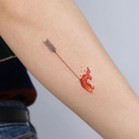 1,732 curtidas, 6 comentários - STUDIOBYSOL_Pu-reum (@pureum_tattoo) no Instagram: “Flamimg arrow 🏹🔥” Arrow With Fire Tattoo, Arrow Fire Tattoo, Flaming Arrow Tattoo, Fire Arrow Tattoo, Fire Tattoo, Arrow Tattoo, Tattoo Inspo, Mini Tattoos, Heart Tattoo