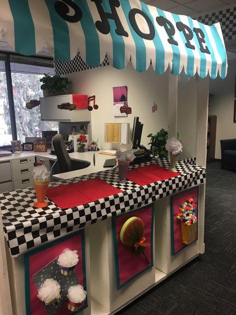 Soda pop/Ice cream shop themed decorations.  50’s themed decorations Soda Shop Party Decor, 50s Soda Shop Decor, 1950s Diner Decor, Soda Shoppe Party Ideas, Soda Shop Decor, Soda Shop Party, 50s Decorations, Ice Cream Bedroom, 1950s Party Ideas