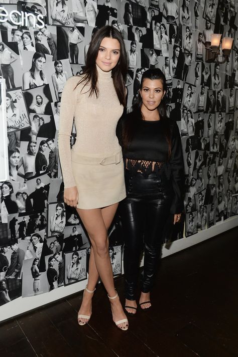 Image Kourtney And Kendall, Kendall And Kourtney, All The Kardashians, Height Comparison, Tall Boyfriend, Kardashian Dresses, Jenner Girls, Third Child, Jenner Sisters