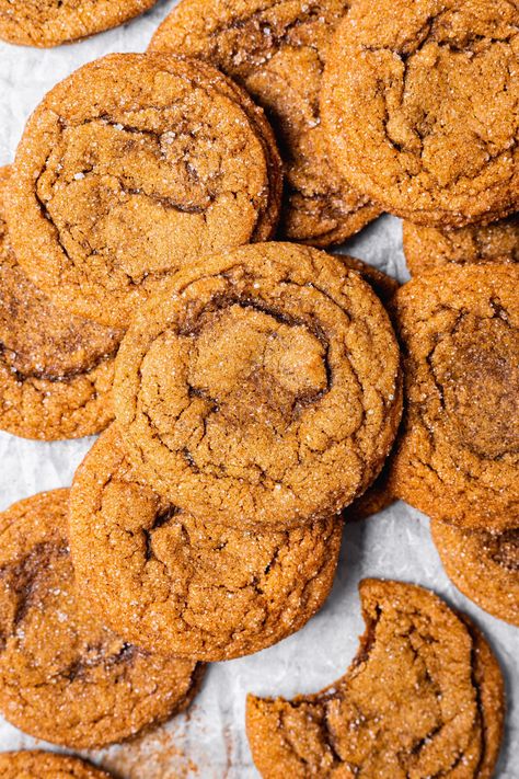 Soft and Chewy Molasses Cookies - Midwest Nice Archway Molasses Cookie Recipe, Old Fashioned Molasses Cookies, Soft Molasses Cookies, Classic Christmas Recipes, Swig Sugar Cookies, Molasses Cookie, Amish White Bread, Molasses Recipes, Amish Food