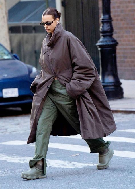 Uggs Tasman Outfit, Cozy Rainy Day Outfit, Irina Shayk Style, Rain Boot Outfit, Ugg Rain Boots, Cooler Style, Uggs Outfit, Neue Outfits, Irina Shayk